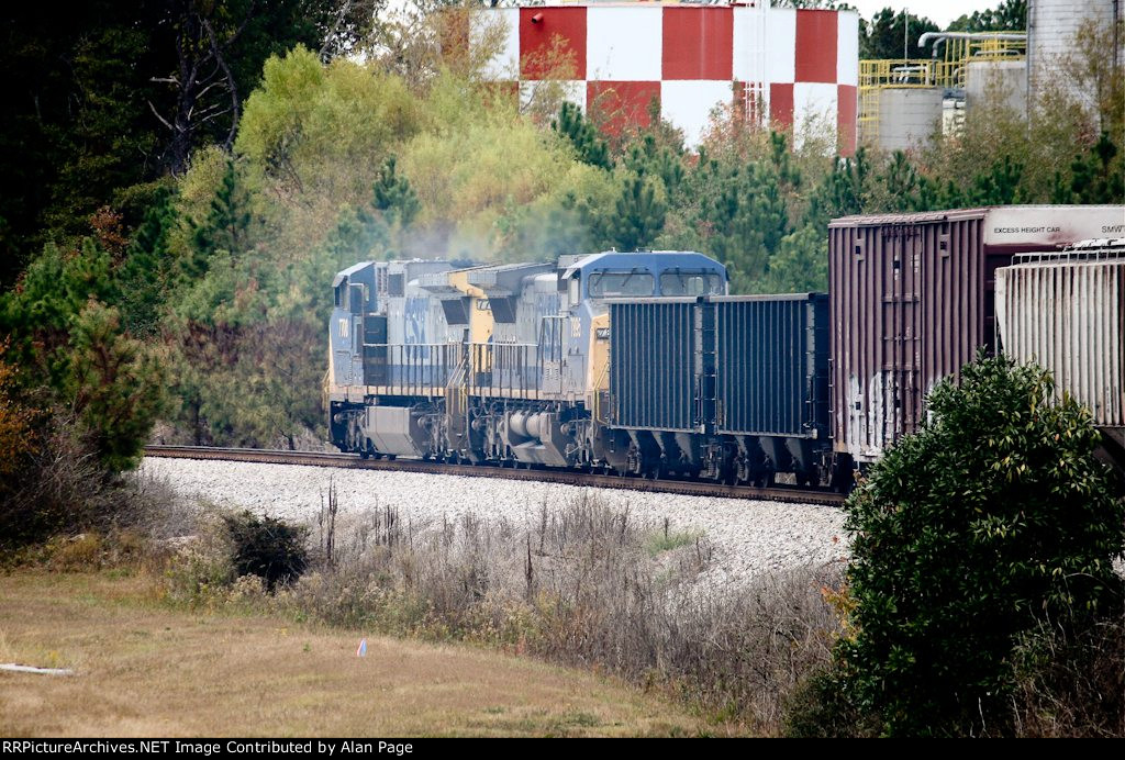 CSX 7700 leads 7895 northbound